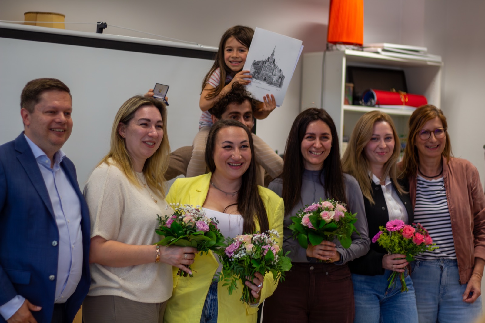 Das Mavka-Team mit Blumen bei der Auszeichnung durch den Bezirksbürgermeister