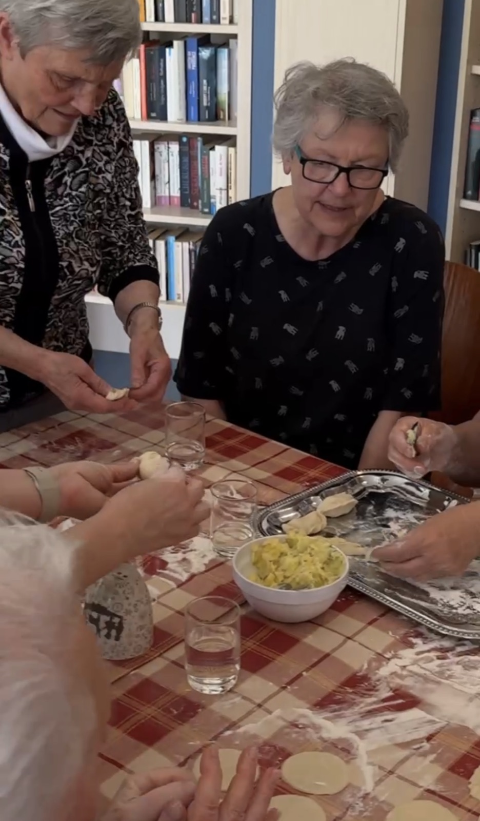 Seniorinnen formen gemeinsam Wareniki am Tisch (28. April 2026)